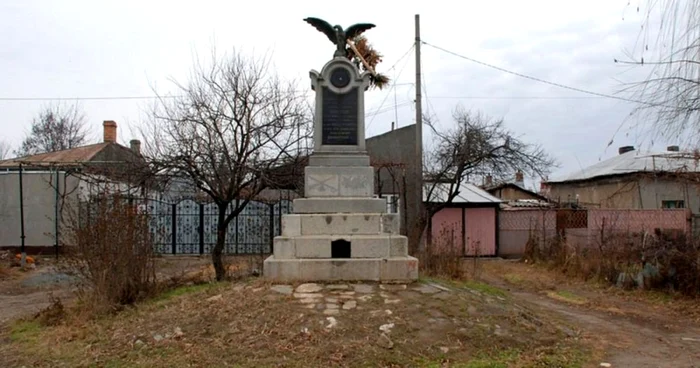 Aşa arăta statuia de la Brăila înainte de a fi furată. FOTO Florentin Coman