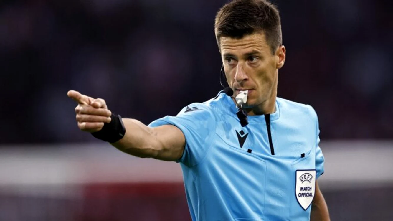 Arbitrul francez, Benoît Bastien, a luat o decizie controversată. FOTO: Twitter