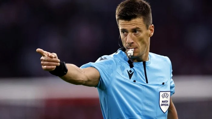 Arbitrul francez, Benoît Bastien, a luat o decizie controversată. FOTO: Twitter