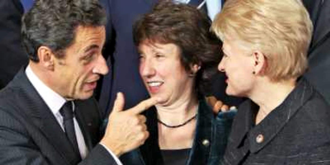 Catherine Ashton (centru)