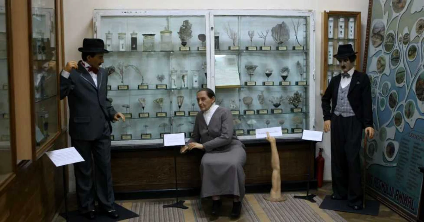 Detectivul Poirot, scriitoarea Agatha Christie şi actorul Charlie Chaplin