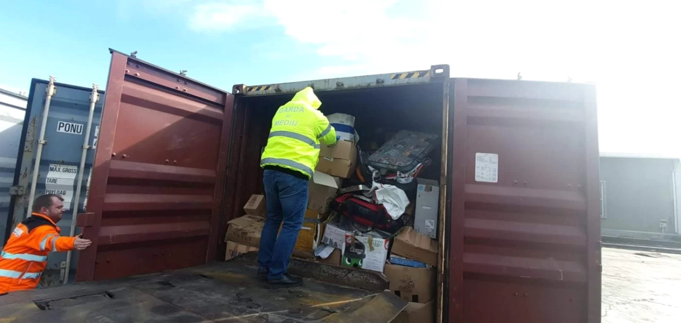 Comisarii Gărzii de Mediu deschid un container cu deşeuri FOTO: Garda de Mediu