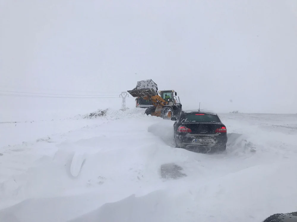 Drumuri blocate în Galați și Brăila din cauza nămeților FOTO: ISU Galați
