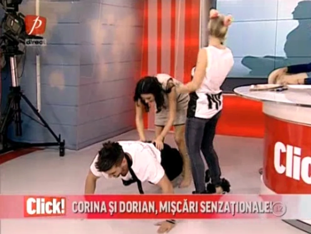 Corina a ajutat-o pe Diana să se aşeze cât mai bine