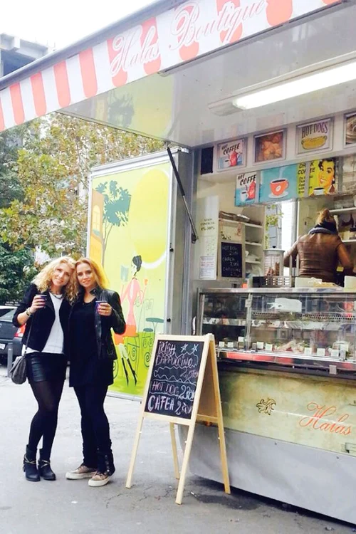 Adina Halas (foto dreapta) a renunţat la televiziune şi face comerţ stradal