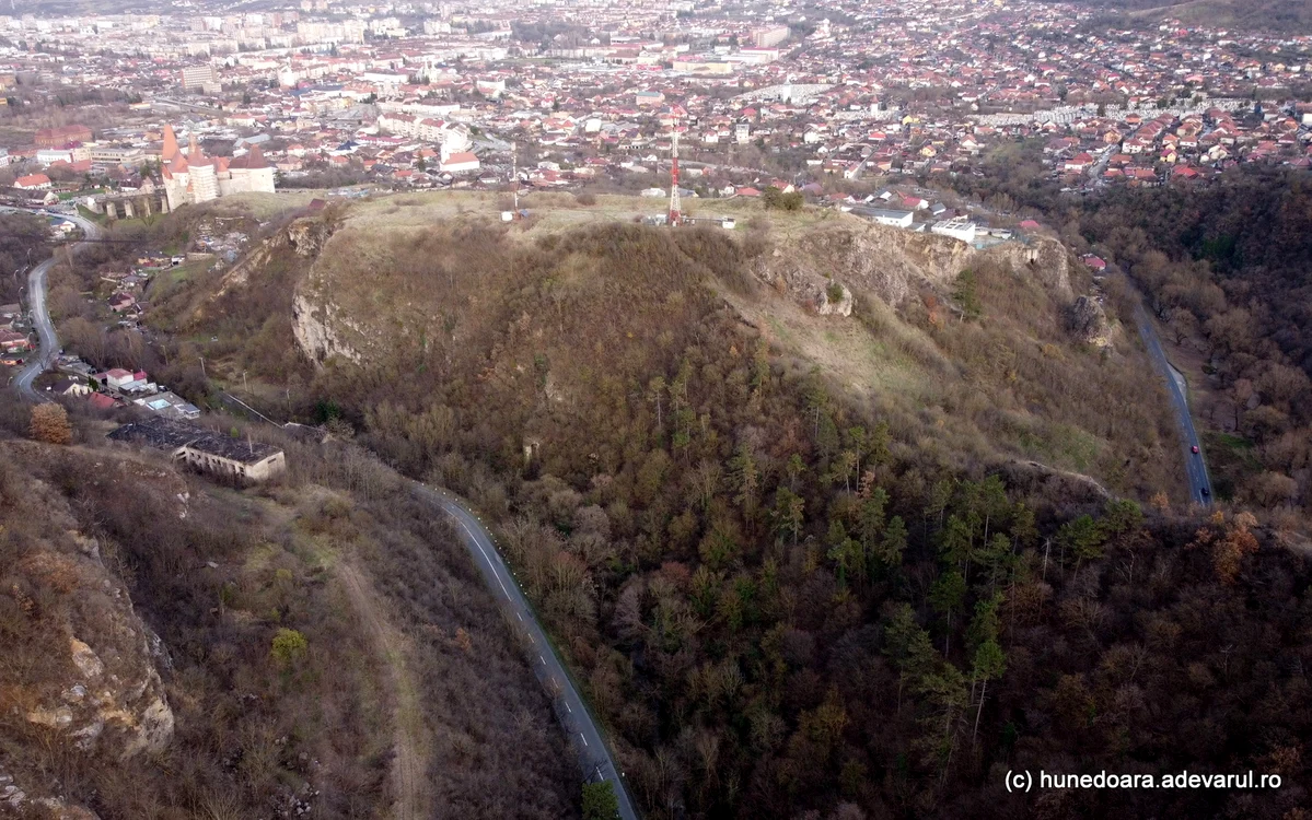 Dealul Sânpetru din Hunedoara. Foto: Daniel Guță. ADEVĂRUL