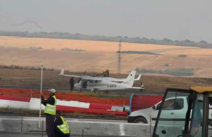 Vasile Armenean lângă avionul cu care a aterizat forţat. FOTO: ziaruldeiasi.ro