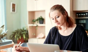 femeie freelancer birou acasa jpg