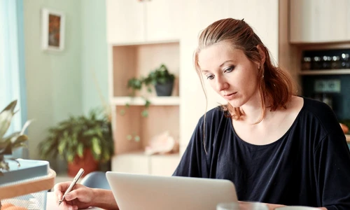 femeie freelancer birou acasa jpg