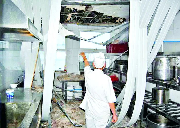 
    Aşa arată  tavanul  bucătăriei  după incident  