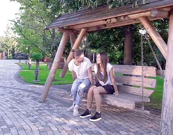 Solistul îi face declaraţii de dragoste iubitei