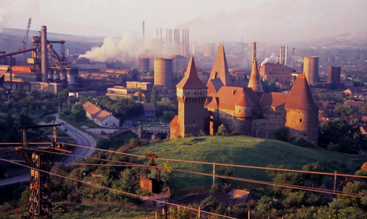 Castelul Corvinilor în anii 1990. Foto: Peter de Graaf