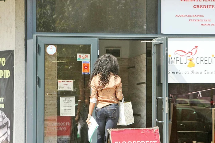 A intrat la notar în jurul orei 12.00...