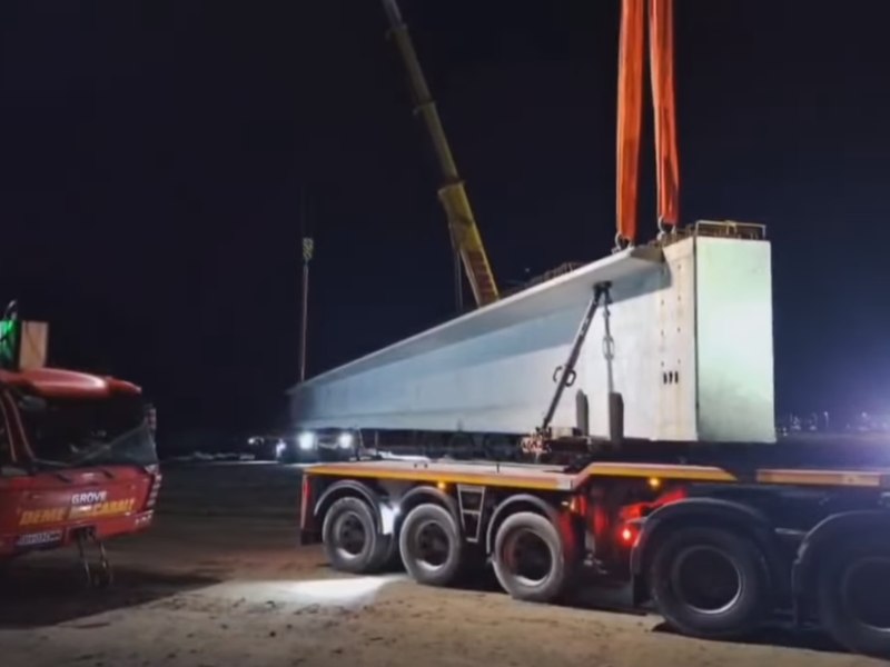 Au fost transportate primele grinzi pentru execuţia viaductului de la Boiţa de pe autostrada Sibiu-Pitești