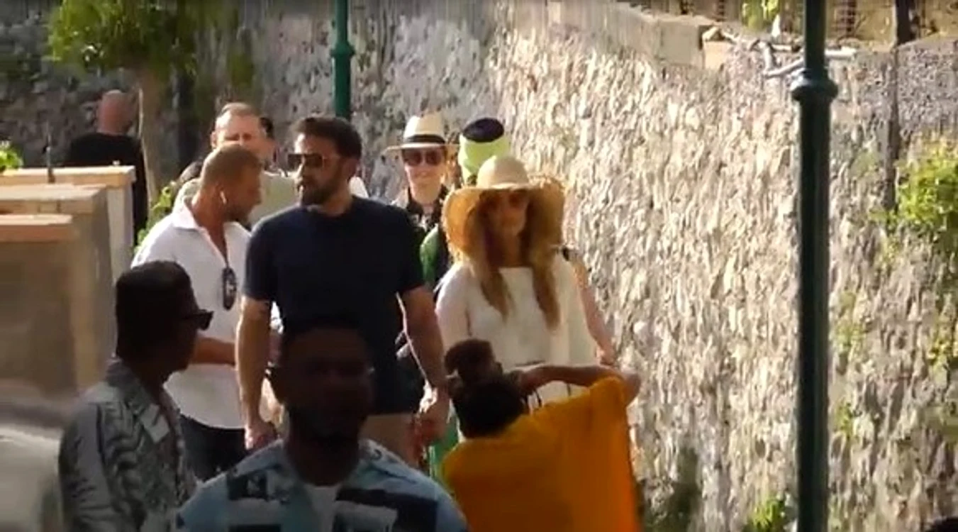 
    Andreea Marin a confirmat întâlnirea neașteptată cu J.Lo și Ben Affleck Sursă foto: Captură video   