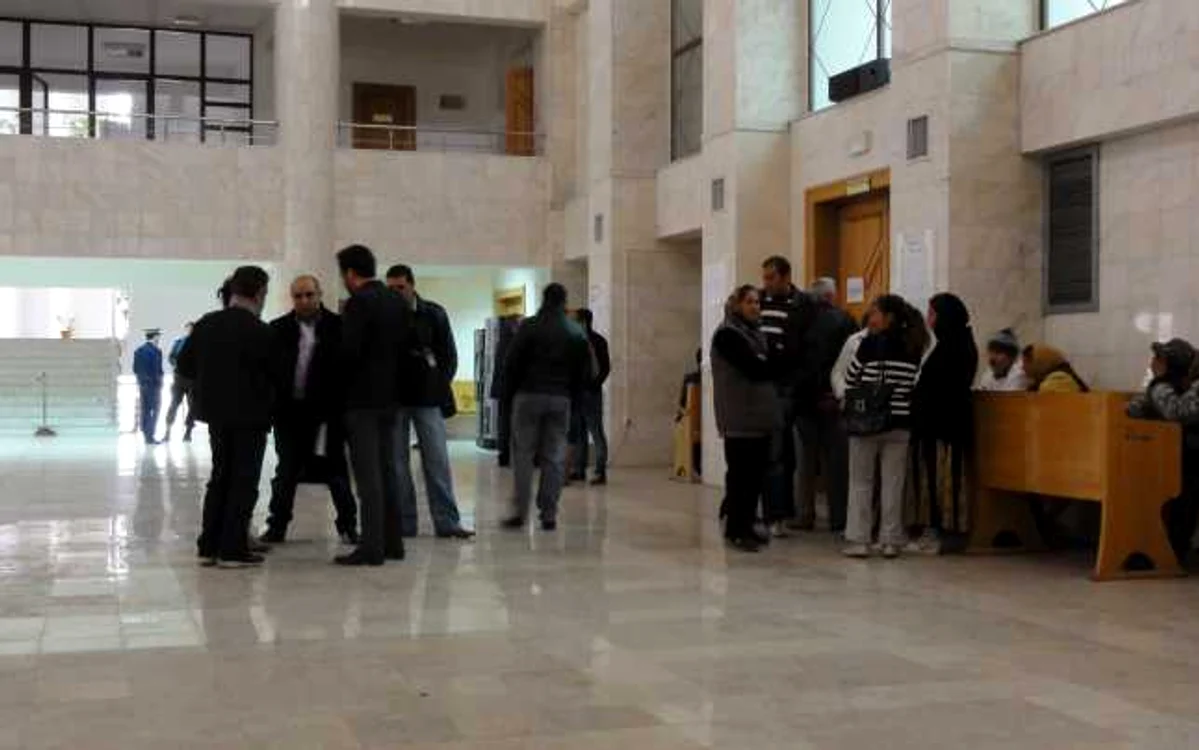 Pentru că procesul a început cu o întârziere de trei ore, rudele arestaţilor au stat pe la uşile Tribunalului Olt