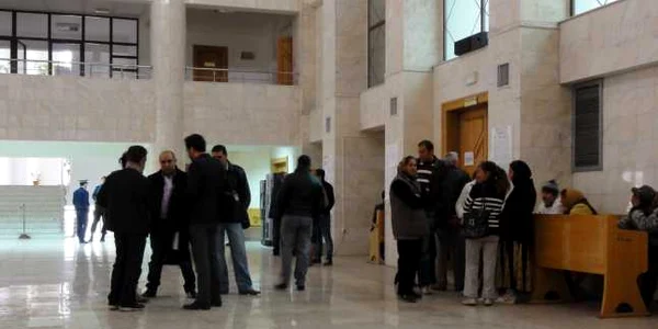 Pentru că procesul a început cu o întârziere de trei ore, rudele arestaţilor au stat pe la uşile Tribunalului Olt