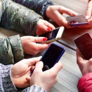 telefoane mobile prieteni foto shutterstock