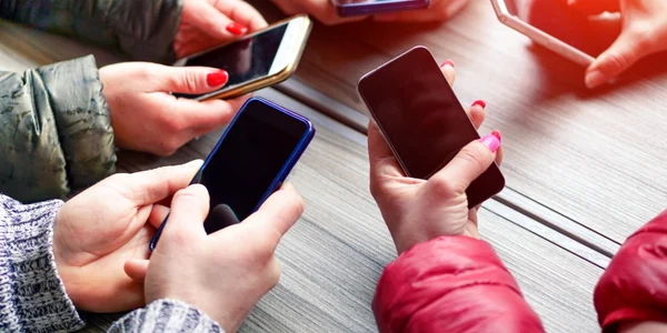 telefoane mobile prieteni foto shutterstock