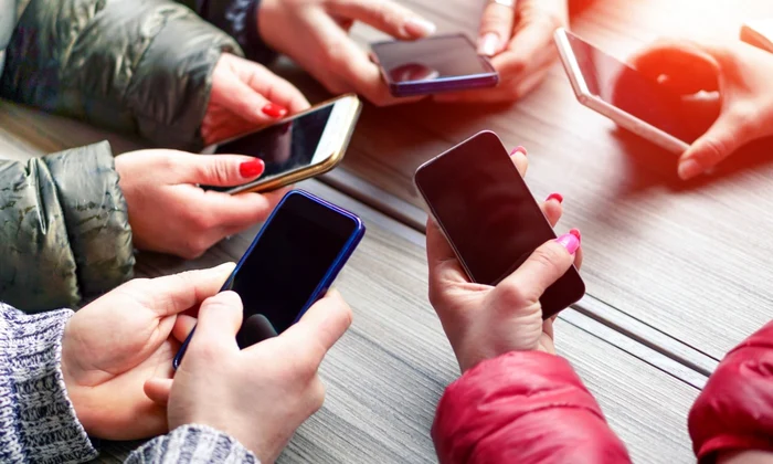 telefoane mobile prieteni foto shutterstock