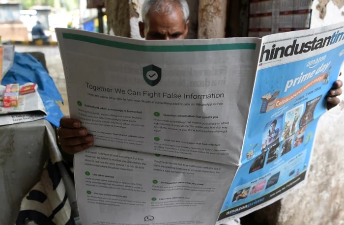 Ziar in India cu reclamă sponsorizată de WhatsApp, în care se atrage atenţia asupra răspândirii ştirilor false FOTO AFP