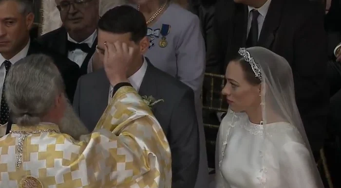 Diadema miresei este foarte discretă, cu motive florale