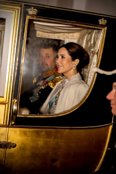 Regina Mary a Danemarcei în rochia purtată în Groenlanda. FOTO: Casa Regală daneză