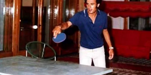 Nicu Ceauşescu jucând tenis de masă la Forum FOTO Arhiva Historia