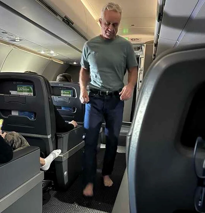 Robert F. Kennedy Jr. merge desculț pe culoarul avionului FOTO: X/ @GovPressOffice