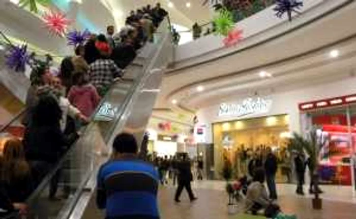 Mii de persoane au venit la deschiderea mall-ului. FOTO: Dana Mihai