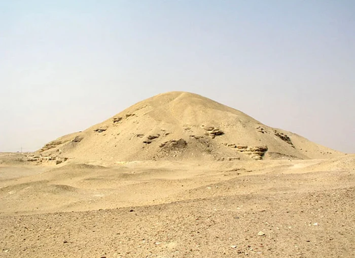Ruinele piramidei Amenemhet I. Foto: Wikimedia Commons