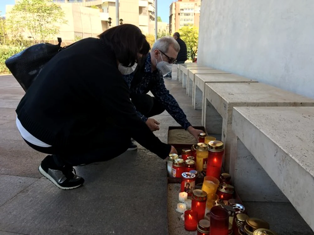 
    Soții Neculea au aprins câte o lumânare în fața TNB  