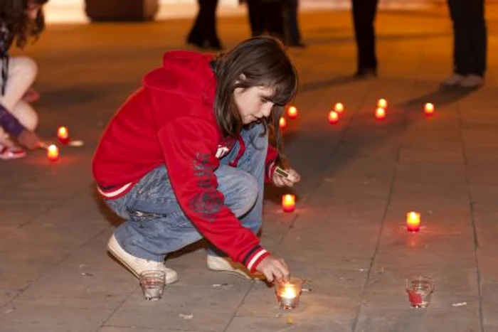 Pietrenii au aprins lumânări în centrul oraşului în semn de solidaritate cu nevoiaşii