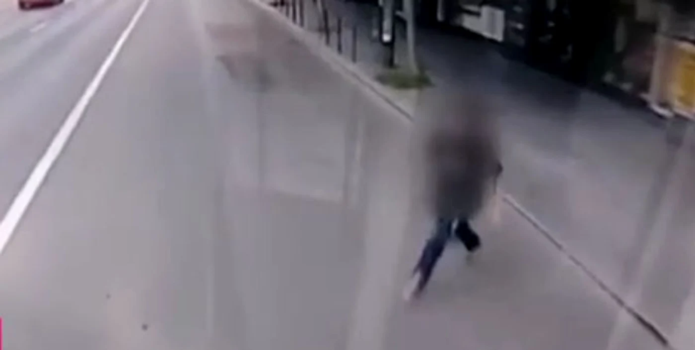 Tânărul s-a aruncat în fața autobuzului