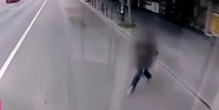 Tânărul s-a aruncat în fața autobuzului