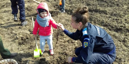 Jandarmii gălăţeni şi copiii lor la plantat copaci FOTO Cătălin Bădin