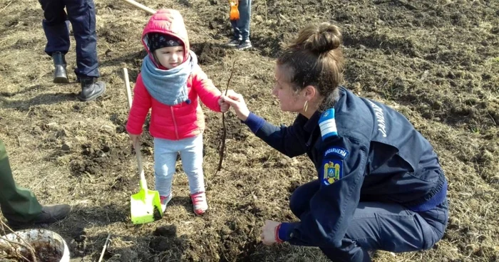 Jandarmii gălăţeni şi copiii lor, la plantat copaci FOTO Cătălin Bădin