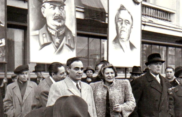 Gheorghe Gheorghiu Dej, Ana Pauker și Petru Groza (© „Fototeca online a comunismului românesc”, cota: 109/1945)