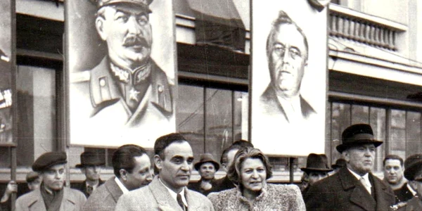 Gheorghe Gheorghiu Dej, Ana Pauker și Petru Groza (© „Fototeca online a comunismului românesc”, cota: 109/1945)