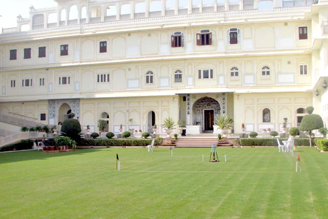 Palatul Maharajahului  are inclusiv teren de golf