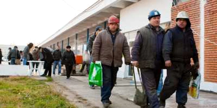 Angajaţii ArcelorMittal Galaţi spun că nu vor accepta îngheţarea salariilor în 2012. Foto: Cosmin Costache