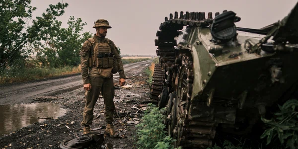 soldat ucrainean langa un tanc razboi in ucraina foto shutterstock 2178930855 jpg