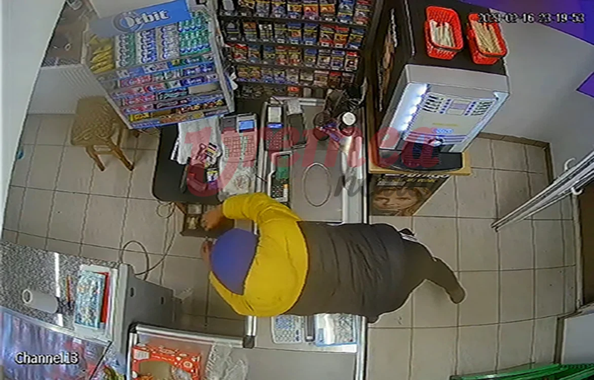 Momentul în care adolescentul sustrage o sumă de bani din casa de marcat FOTO captură video