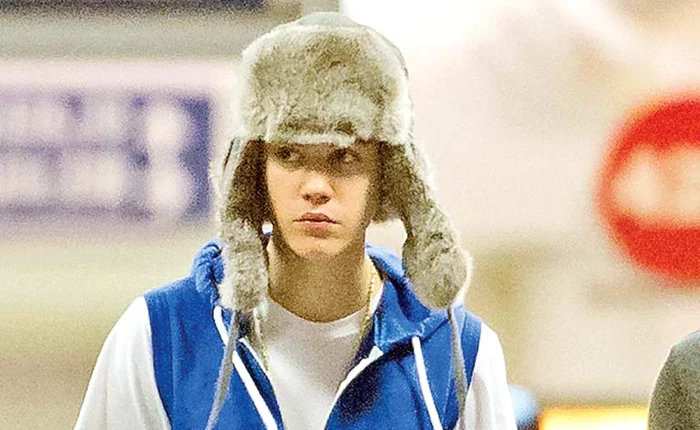 Justin Bieber şi-a pus căciulă din cauza gerului de la Toronto