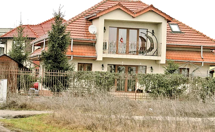 
    Aceasta este vila pe care se luptă,  chiar şi fără voia lor, Romaniţa şi  fosta iubită a lui Adrian Iovan  