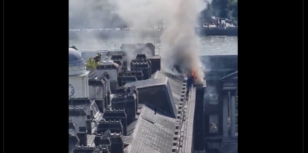 Incendiu devastator la o clădire emblematică din centrul Londrei VIDEO