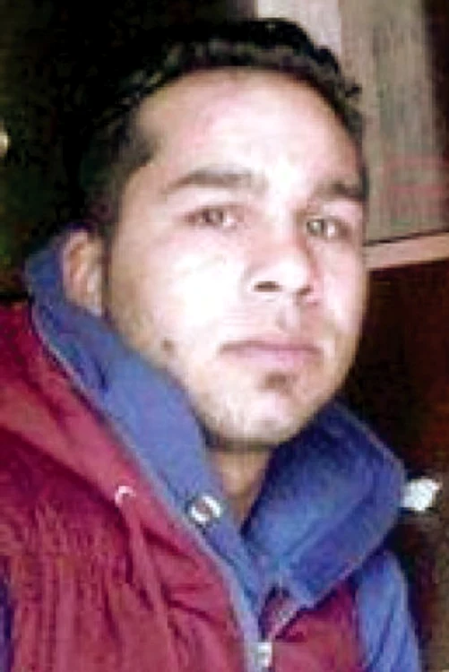 
    O crimă înfiorătoare a zguduit un mic sat din Iaşi. Un tânăr de 20 de ani a fost torturat şi ucis de 10 persoane  