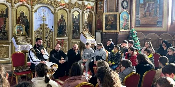 Dorian Popa, vorbindu-le tinerilor despre diferite probleme de viață. FOTO damboviteanul.com