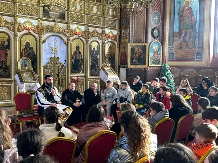 Dorian Popa, vorbindu-le tinerilor despre diferite probleme de viață. FOTO damboviteanul.com