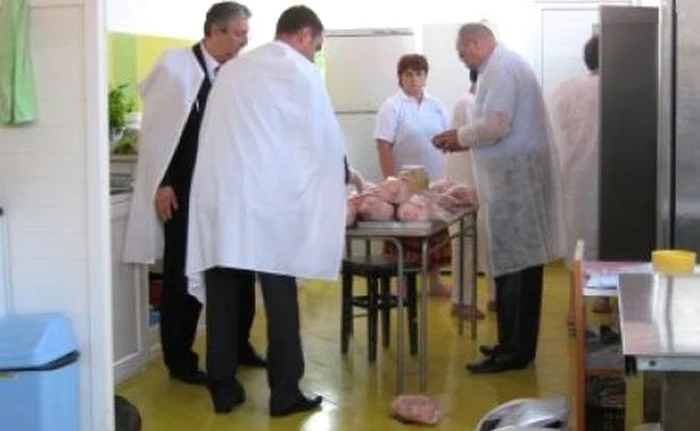 Inspectorii ANPC au găsit alimente stricate în bucătăriile localurilor din Mamaia